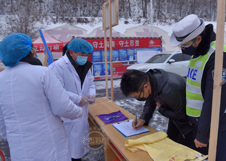 武乡：女警们主动上一线