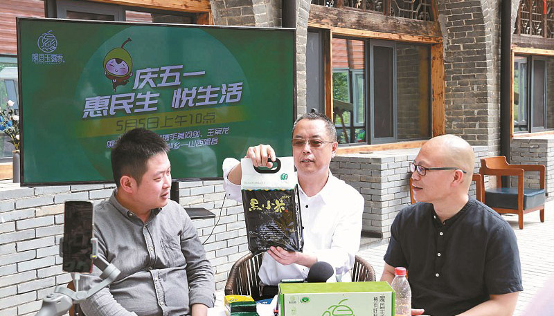 近日,隰县的中国梨博园的民宿内,该县县委副书记,县长王晓斌(中)携手