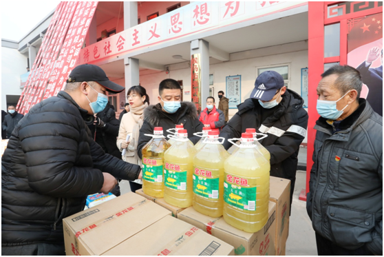 《山西日报手机报》主题捐赠活动在侯马举行										在脱贫攻坚全面收官和2021年元旦新年来临之际，12月28日，《山西日报手机报》“进村入户扶贫献爱心”主题捐赠活动在侯马市张村街道办事处举行。		 