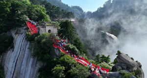 西岳华山：峭仞耸巍巍 奇险引游人