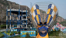 乡村水上乐园人气爆棚7月8日，位于阳泉平定县巨城镇岩会村的“桃河湾水世界”以其令人瞩目的全新设施，成为夏日里备受人们瞩目的热门娱乐胜地。