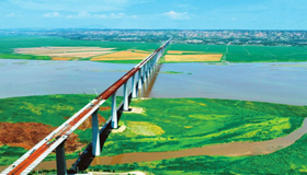 架设桥面板7月4日，临猗黄河大桥施工现场,工人们正在加紧架设桥面板。该大桥建成后将带动晋陕豫三省沿线经济发展。