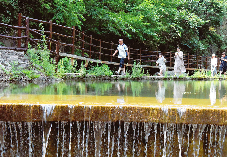 随着暑期来临，各地游客纷纷携孩子到此游山玩水，享受夏日清凉。