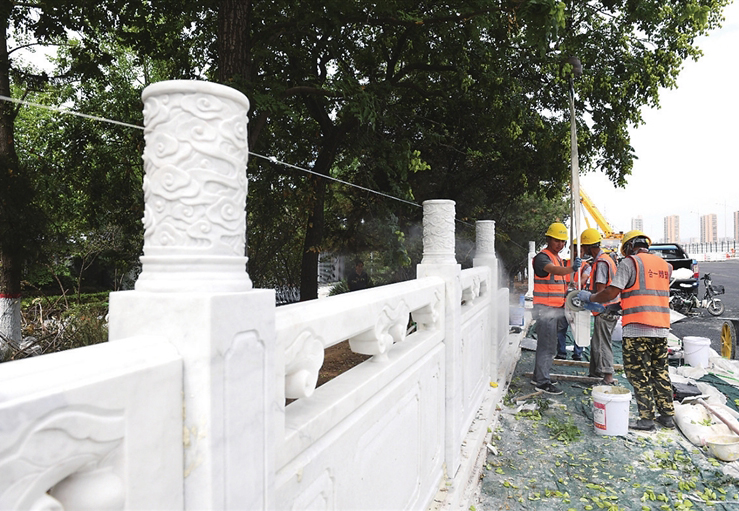 近日日，迎泽大桥已安装汉白玉护栏20余米，南半幅全部护栏的安装预计7月20日前完工。