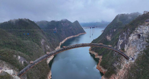 贵州瓮马铁路乌江特大桥合龙