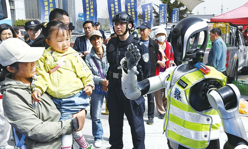 青岛：警用机器人亮相普法宣传周