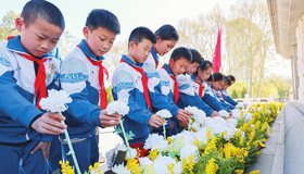 缅怀先烈 寄托哀思
