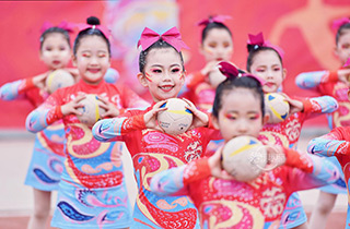 “手”聚童趣 “球”传薪火