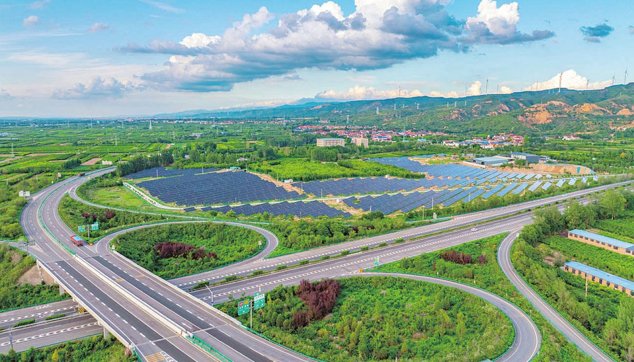运城市实现生态效益与经济效益双赢7月2日，运城市东郭高速互通枢纽一侧的光伏发电站成为一道亮丽风景线，实现生态效益与经济效益双赢。