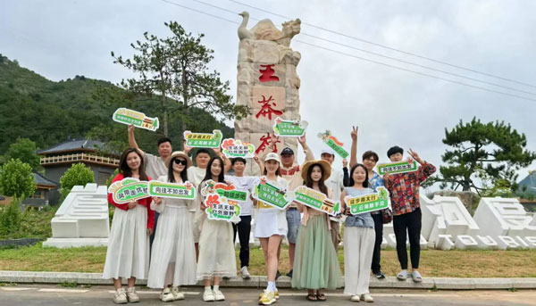 2025“康养晋城”短视频展赛拉开创作序幕 首批40余位中原地区头部文旅短视频博主组成先锋创作团自驾车队穿行太行一号旅游公路，以镜头晋城的山水秘境与康养魅力。