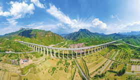 壮美太行 生态画卷7月6日，左权县桐峪镇下武村，天黎高速公路蜿蜒穿行于群山之间，与周围的绿色山林和农田相互映衬，景色宜人。