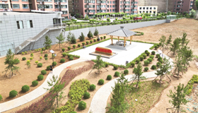 古井公园开展园林绿化作业7月6日，位于阳泉市洪城北路东侧的古井公园建设现场，施工人员有序开展园林绿化作业。建成后，会成为市民休闲娱乐的新场所。