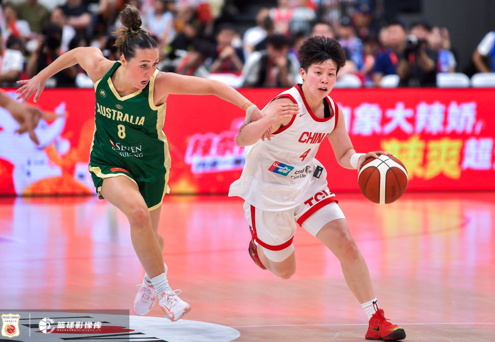 2025年中国女篮热身赛第五场比赛中，中国女篮以63:76不敌澳大利亚队，结束四连胜。