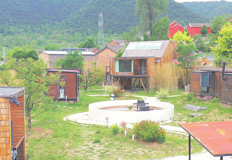 每当夜幕降临，陵川县松庙村的木屋餐厅内便一片欢声笑语。