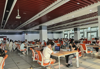 进入暑期，怀仁市图书馆迎来入馆高峰，日均接待读者近1000人次。