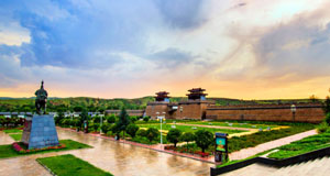 山西右玉，把“人间”两个字写成风景右玉，这座藏在山西省西北端的小城，如同晋商驼队摇碎夕阳的铃声，悠悠回荡在历史的尘埃。