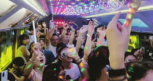 古城夜未央，乘着音符穿越千年时光近日，“电音巴士”现身大同古城。夜幕之下让四方游客在古意盎然的大同古城体验到了时尚格调。
