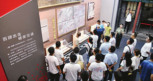 百团大战纪念馆成红色旅游热门景点连日来，阳泉当地市民和全国各地游客纷纷追寻着习近平总书记的足迹来此打卡，百团大战纪念碑前和百团大战纪念馆游客如织。