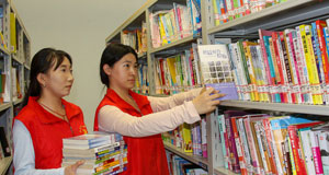 山西阳城：青春志愿身影点亮暑期阅读时光近日，阳城县图书馆内，来自山西大学、郑州财经学院等12所高校的30名大学生志愿者，正活跃在各个服务岗位。
