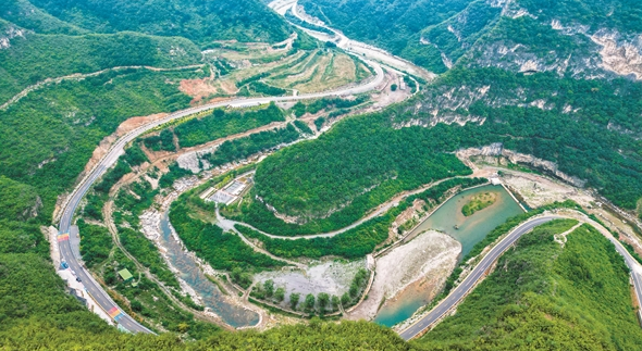 青峦为卷 公路题跋太行一号旅游公路昔阳段以山川为纸、沥青为墨，用匠心独运的曲线勾勒出一幅流动的山水长卷。