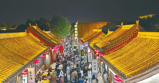 盛夏时节的忻州古城盛夏时节的忻州古城灯光璀璨，游客逛夜市、品美食、欣赏夜景，尽情享受夏夜的美好时光。