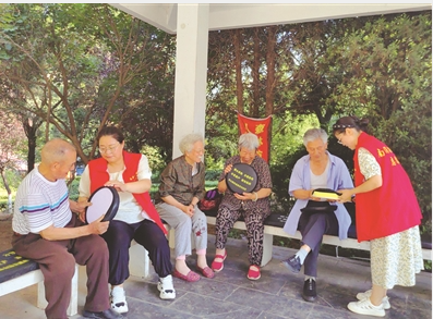 发放爱心便携坐垫 传递社区温情城区南山路街道南深沟社区开展“暖心便携坐垫送关怀”活动，为辖区老年人免费发放爱心便携坐垫。