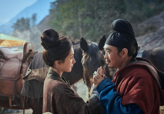 中国内地影院迎来一波新片集中点映和公映潮，暑期档热度迅速升高，竞争加剧。