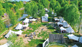 都市露营地 休闲好去处炎炎夏日，户外露营成为市民出行游玩的热选项，城市近郊的露营地成为新宠。图为7月19日，太原市城北的一处露营基地。