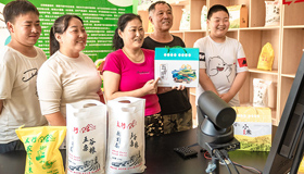 奏响乡村振兴奋进强音7月19日，山西晋中左权县辽阳镇温城村，村民们正在助农直播间售卖当地自产的五谷杂粮。