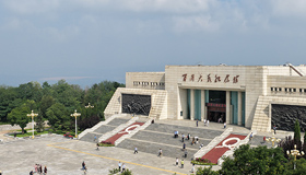 重温红色历史在阳泉市狮脑山上，百团大战纪念馆静静矗立。这里曾是抗日战争时期百团大战的主战场之一，如今成为铭记历史、激励后人的精神丰碑。