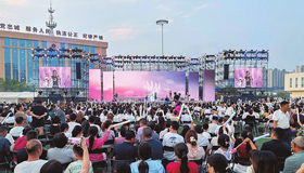 夏夜清风微凉 歌声笑声飘荡当霞光隐入天际，夜幕彻底笼罩下来，五彩斑斓的灯光与观众手中摇曳的荧光棒相互交织，激昂的旋律、熟悉的歌词瞬间点燃全场。