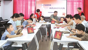青春对话峥嵘 红色基因代代传在八一建军节来临之际，7月30日，城区兴隆街社区开展“青春对话峥嵘 红色基因代代传”主题活动，共忆光辉历史，传递信仰力量。