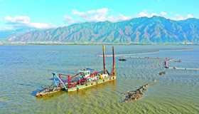 清淤近年来，永济市不断加大水资源保护力度，大力推进伍姓湖水生态环境治理，通过芦苇清理、清淤等举措，加快水生态修复步伐。