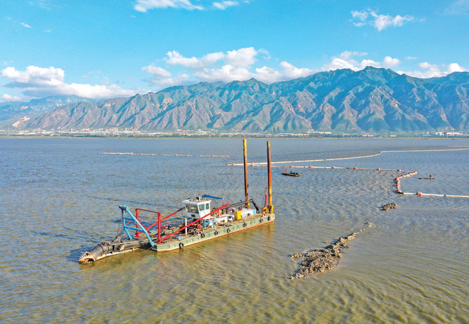 近日，永济市伍姓湖水生态修复工程建设现场，清淤船在清淤。