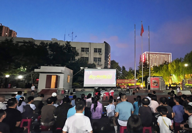 为持续推进校园文化建设，省委党校于7月21日至27日举办了“红色影片露天电影周”活动。