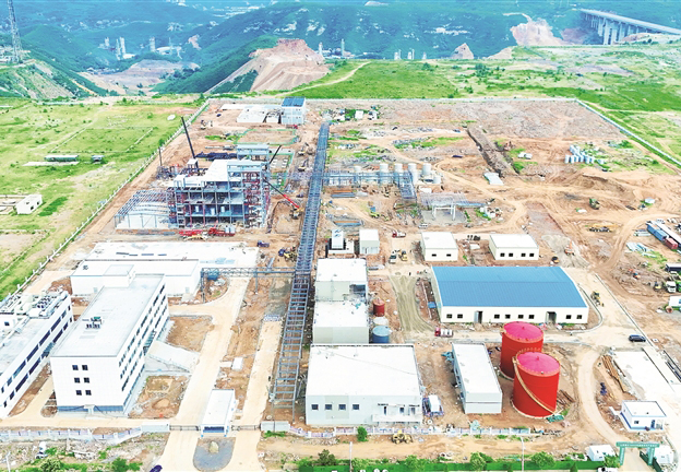 平定经济技术开发区的山西湖大特塑年产10000吨聚砜系列产品建设进入冲刺阶段。