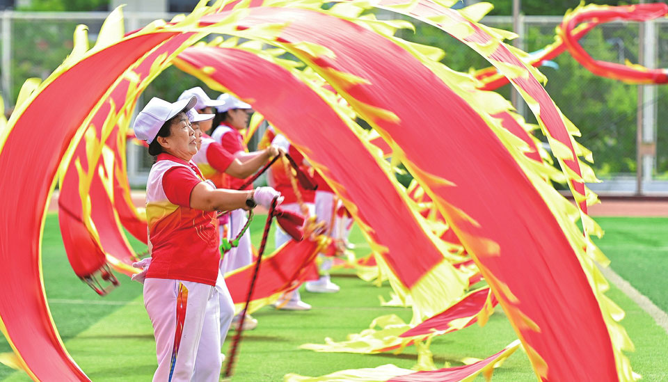 全民健身日开启运动新热潮8月7日，2025年太原市全民健身主题活动暨“全民健身日”文体展演活动在万柏林体育场举行。