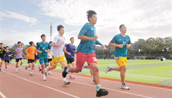 市民在晋中市体育场健身近年来，晋中持续推动全民健身活动深入开展，多元的运动形式成为人们追求健康生活的新风尚。