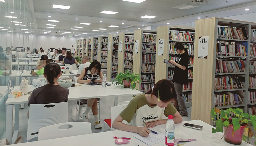 “阅”享清凉 避暑充电暑期高温天持续，图书馆内空调开放、阅读资源丰富，成了众多市民避暑纳凉、充电蓄能的首选去处。