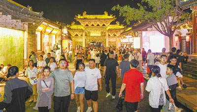 古韵连绵文旅融合的美好生活夜幕降临，大同古城化身璀璨画卷，东南邑、鼓楼东西街等街区灯火辉煌，吸引着来自五湖四海的游客打卡。
