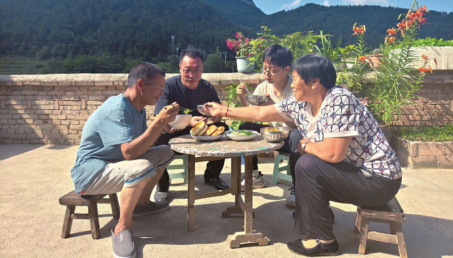 太行深处的爱心接力平顺县黄崖沟村民20年轮流照顾残障的邻居，这份不离不弃的温暖守护，值得全社会点赞和弘扬。