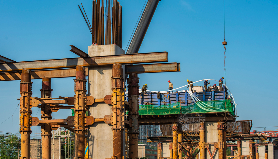 临汾:解放东路高架桥工程施工正酣 近日,临汾市今年重点建设工程解放