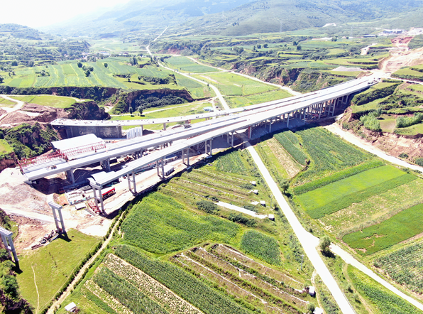 太原西北二环高速赤泥洼枢纽主线桥全幅t梁架设完成