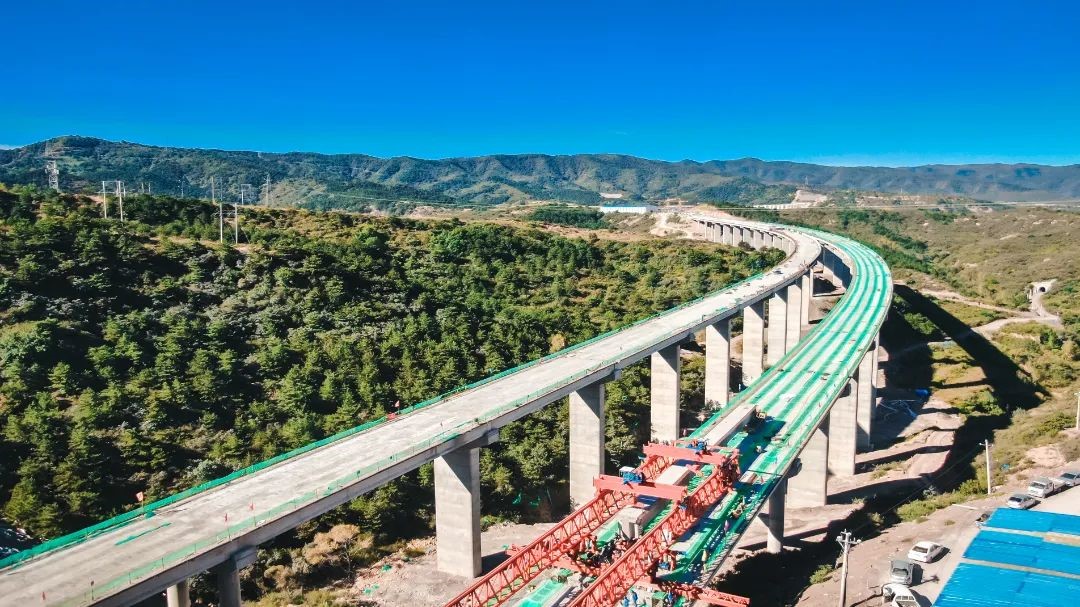 再传捷报中铁建工集团昔榆高速项目扬子江特大桥圆满架设完成