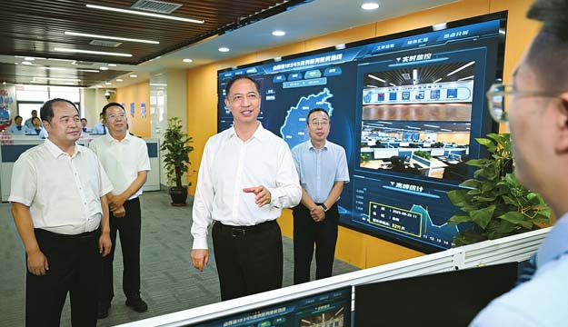 卢东亮调研推动政务服务提质增效