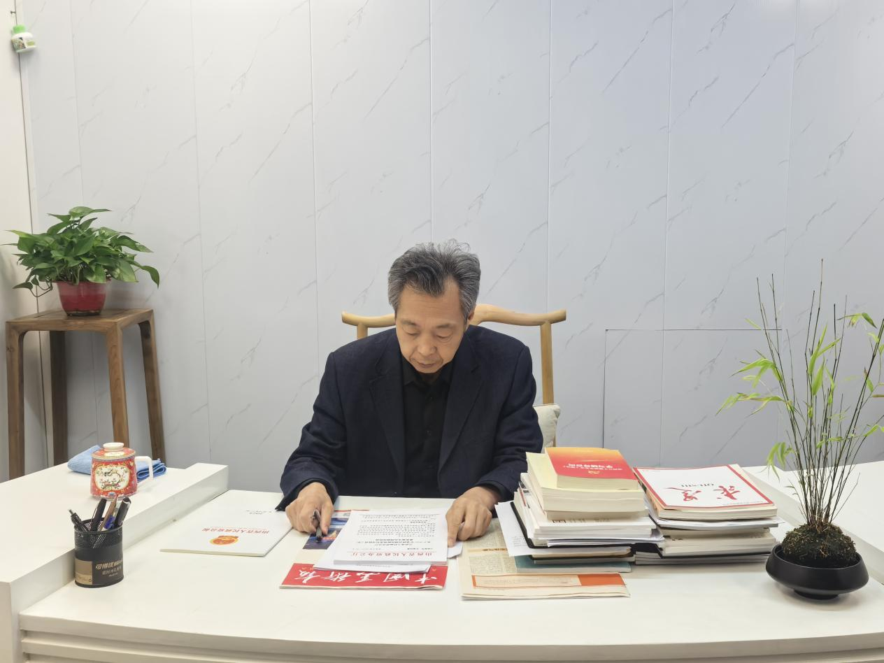 ▲殷卫东在馆内查阅资料 配图3