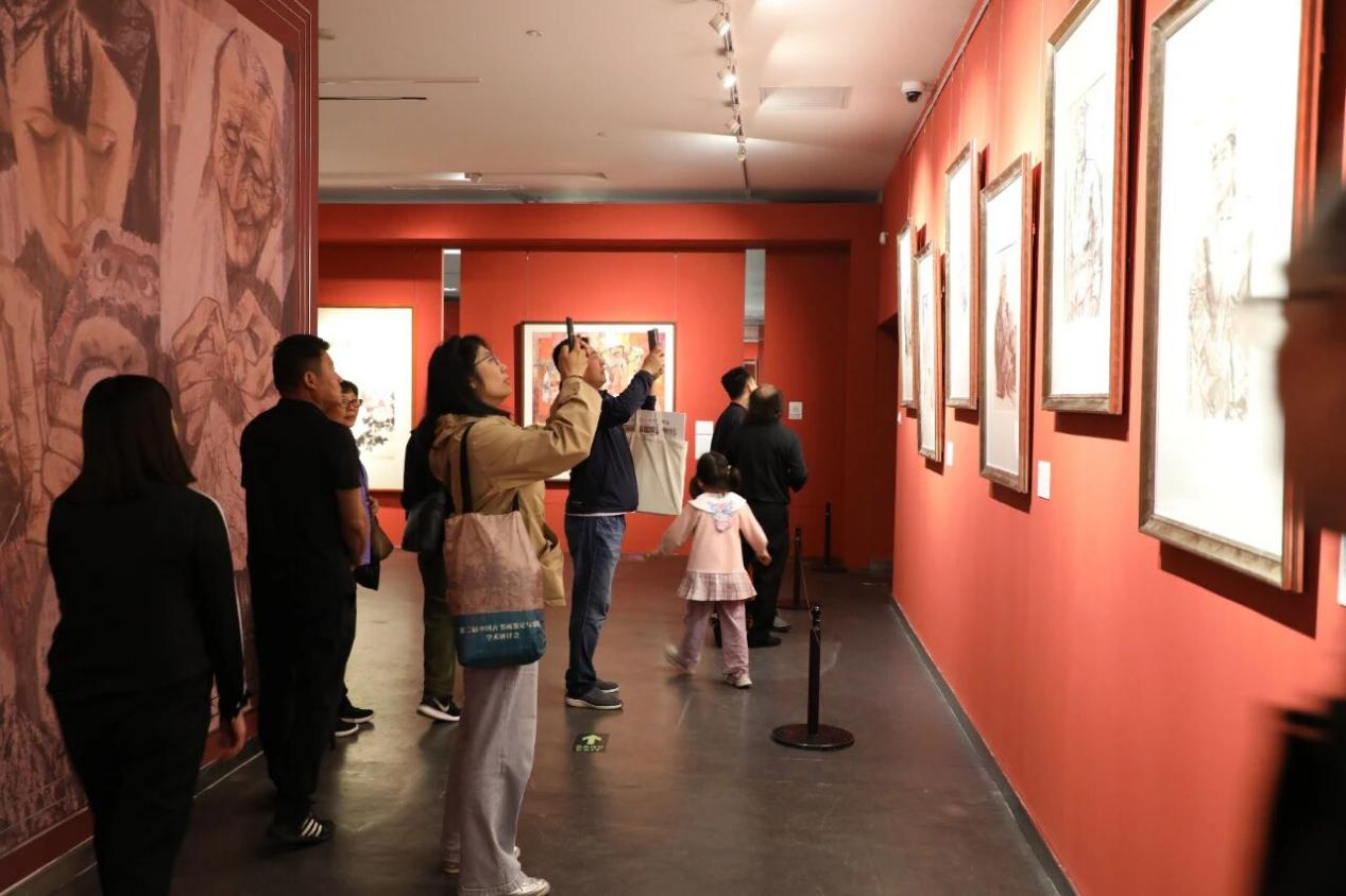 ▲市民在太原美术馆参观展览 配图4