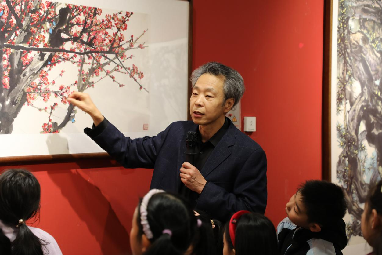 ▲殷卫东向学生讲解画作 配图1