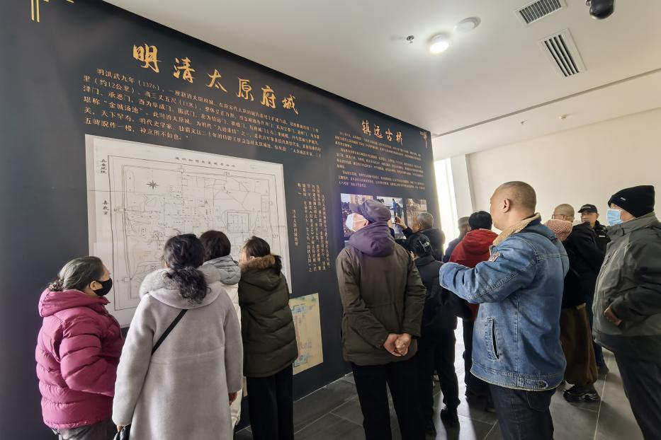 ▲游客参观镇远桥遗址馆 配图3