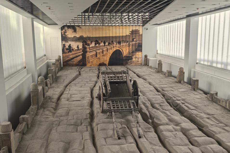 ▲镇远桥桥面上的车辙 配图2